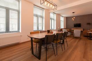 This large and bright duplex is conveniently located in the center of Nieuwpoort-Stad. The spacious living area, kitchen with dining area, and...