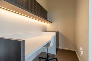 <p><span> </span></p><p><span>Moderne kamer gelegen in studentenresidentie Woods, vlakbij het Belle-Vue park. </span></p><p><span>De residentie is gelegen op een boogscheut van het centrum van Leuven, op wandelafstand van het station en nabij verschillende campussen.</span></p><p><span> </span></p><p><span>De kamer is voorzien van een uitklapbaar tweepersoonsbed (140cm x 200cm - matras niet incl.), ingebouwde kleerkasten, waardoor er meer dan voldoende opbergruimte is. De kamer heeft ook een ingebouwde bureau met  boekenplank en persoonlijke frigo met vriesvak. Verder beschikt de kamer over een persoonlijke badkamer met douche, lavabo en toilet.</span></p><p><span>De fietsenstalling is bereikbaar met de lift of via de trappenhal.</span></p><p><span> </span></p><p><span>Per verdieping zijn er twee keukens, die gedeeld worden met maximaal 10 personen. De keukens zijn voorzien van een oven, microgolf, vitro-keramische kookplaat, eettafel, wastafels en een persoonlijke opbergkast die op slot kan. Elke keuken heeft ook zijn eigen terras.</span></p><p><span> </span></p><p><span>Er is ook een gemeenschappelijke ontspanningsruimte met televisie, zetels, tafels en een kickertafel. Verder is er ondergronds nog een afsluitbare fietsenstalling, afvallokaal en een wasplaats met wasmachine en droogkast. </span></p><p><span> </span></p><p><span>*De Foto's in de advertentie zijn van een gelijkaardige studentenkamer.</span></p><p><span> </span></p><p><span>Interesse? Contacteer ons </span><span>via </span><span><span>student@immolivit.be</span></span><span> </span></p><p><span> </span></p>