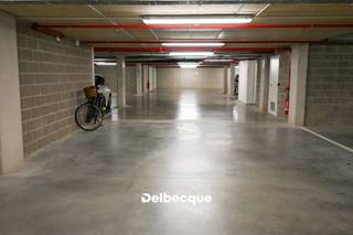 Op zoek naar een veilige en comfortabele parkeerplaats in het centrum van Brugge? In het ondergrondse complex van Gulden Roos, gelegen aan de Simonne Danneelstraat, bieden we nog enkele parkeerplaatsen te koop aan.<br />De parking is eenvoudig te bereiken via de inrit aan het Rozendal en dankzij de uitrit via de Groenestraat ben je in een mum van tijd op de Gulden-Vlieslaan, waardoor je vlot alle richtingen uit kunt.<br />Dankzij het doordachte circulatieplan rijd je moeiteloos in en uit, zonder stress en met voldoende ruimte om comfortabel te manoeuvreren. Bovendien kan je kiezen uit verschillende parkeerplaatsen, zodat je een plekje vindt dat perfect bij jouw parkeergewoonten past.<br />Maak komaf met parkeerproblemen in de binnenstad en contacteer ons vandaag nog voor meer informatie of een bezoek.<br />Prijzen vanaf €38 000,- exclusief kosten.<br />Bel ons voor meer info of voor het maken van een afspraak: 050 45 03 45