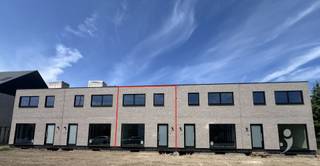 <p><span>Bijzonder energiezuinige nieuwbouwwoning te Wilsele.</span></p><p><span> </span></p><p><span>Deze gloednieuwe woning heeft 4 slaapkamers, een volledig uitgeruste keuken en badkamer. Deze biedt u niet alleen optimaal comfort maar ook een lage energiefactuur.</span></p><p><span>Daar er bijzonder veel rekening wordt gehouden met optimalisatie van het leefmilieu (verwarming, ventilatie, isolatie...) bekomt men een zeer streng E-peil </span></p><p><span>Ook de indeling van de woning is bijzonder praktisch. De gelijkvloerse verdieping is voorzien van een handige inkomhal met gastentoilet, grote leefruimte en open keuken met kookeiland (uitgerust met Miele toestellen). De berging biedt extra opbergruimte.</span></p><p><span> </span></p><p><span>De bovenverdieping is bereikbaar via een mooi afgewerkte eiken trap. Dankzij de 4 slaapkamers is er aan slaap-/hobby-/thuiswerkruimte geen gebrek!</span></p><p><span>Deze verdieping geniet ook van een apart toilet. De badkamer is volledig afgewerkt met een douche, ligbad en dubbele wastafel.</span></p><p><span> </span></p><p><span>Het dak is voorzien van zonnepanelen en de woning is voorzien van een thuis batterij. </span></p><p><span>Verwarming a.d.h.v. een lucht/lucht-warmtepomp. Warm water via een warmtepomp boiler.</span></p><p><span>Vooraan de woning is er parkeerplaats de wagen voorzien en er is een laadpaal aanwezig voor elektrische wagens. </span></p><p><span>Daarnaast is er uiteraard ook nog een waterput aanwezig.</span></p><p><span> </span></p><p><span>De woning is onmiddellijk beschikbaar voor korte duur huurovereenkomsten.</span></p><p><span>De tuin zal later dit jaar aangelegd worden. Deze is voorzien van een fijn terras en een mooi stuk tuin met grasplein dat makkelijk te onderhouden is. Er is reeds een tuinhuis voorzien.</span></p><p><span>Interesse in deze nieuwbouw woning? vraag uw bezoek aan via onze website!</span></p><p><span> </span></p>