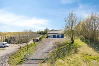 Bouwgrond (6.649,47 m²) in zone voor bedrijvigheid mét bouwvergunning.Het huidige bedrijfsgebouw waarvoor een sloopvergunning werd afgeleverd...