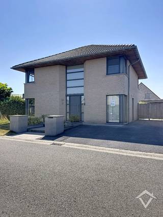 Deze alleenstaande woning is gelegen in De Mokker en bestaat uit: 2 opritten met plaats voor 4 auto's - inkomhal - toilet - bureauruimte - living - keuken - wasplaats - berging - terras - tuin - ruime garage - nachthal - 3 slaapkamers - badkamer - zolder. <br /><br />EPC B<br /><br />Vrij 1/09/2026. Huurprijs 1195 €/mnd