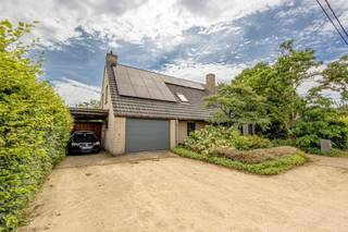 <p><span>Energiezuinige open bebouwing op een perceel van 20 are</span></p><p><span> </span></p><p><span>In het landelijke Booischot is deze unieke open bebouwing terug te vinden. Omgeven door velden en met een eigen perceel van ongeveer 20 are komt u hier volledige tot rust, omgeven door groen. De boomgaard met appelen, peren en pruimen vervolledigd dit plaatje. De woning zelf heeft ook zeer veel te bieden. Zo is het heel uitzonderlijk dat deze woning ook perfect kan dienst doen als een kangoeroewoning. Elk verdiep beschikt over een eigen keuken, badkamer en de vier slaapkamers zijn ook mooi verdeeld over beide verdiepen. Verder bestaat er voor de woning reeds een EPC-attest met label B. Na het opmaken van dit attest werden ook nog 30 zonnepanelen geplaatst en een thuisbatterij van 10 kWh. De woning is dus volledig klaar voor de toekomst!</span></p><p><span> </span></p><p><span>Indeling</span></p><p><span>Gelijkvloers</span></p><p><span>- inkomhal</span></p><p><span>- woonkamer</span></p><p><span>- keuken</span></p><p><span>- badkamer 1</span></p><p><span>- slaapkamer 1</span></p><p><span>- slaapkamer 2</span></p><p><span>- wasberging</span></p><p><span>- garage</span></p><p><span> </span></p><p><span>Eerste verdieping</span></p><p><span>- woonkamer</span></p><p><span>- keuken</span></p><p><span>- berging</span></p><p><span>- badkamer 2</span></p><p><span>- slaapkamer 3</span></p><p><span>- slaapkamer 4</span></p><p><span>- terras</span></p><p><span> </span></p><p><span>Troeven</span></p><p><span>- prachtige ligging, omgeven door groen</span></p><p><span>- energiezuinig(label B)</span></p><p><span>- mogelijkheid tot kangoeroewoning</span></p><p><span> </span></p><p><span>Ben jij geïnteresseerd in deze woning te koop in Booischot, ben je op zoek naar ander vastgoed, een investering of wens je de waarde van jouw eigendom te kennen? Dan ben je bij BOLT immo aan het juiste adres! Wij helpen jou graag verder.</span><span> </span></p>