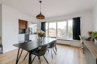 <p>Op de grens van Edegem en Mortsel bevindt zich dit instapklare appartement, op de tweede verdieping van een kleine residentie. Het appartement biedt het beste van twee werelden: centraal wonen met alles dichtbij, en toch een aangenaam gevoel van rust. Met het Fort van Edegem & Hof ter Linden in je achtertuin, tal van winkels in Edegem of Mortsel centrum, openbaar vervoer in de straat en een vlotte verbinding richting invalswegen of de stad, is dit een fijne locatie om te wonen.</p><p><br /></p><p>Je komt het appartement binnen via een inkomhal met apart toilet en vestiairekast. Aansluitend bevindt zich een aangename en lichtrijke leefruimte met open keuken, voorzien van een kookeiland. Achteraan ligt de master bedroom met toegang tot een terrasje, van waar je zicht hebt op tuinen en groen. Verder is er nog een tweede kamer, die perfect kan dienen als dressing, bureauruimte of extra kamer.</p><p><br /></p><p>Een ideale opportuniteit voor wie comfortabel en zorgeloos wil wonen op een centrale ligging in Edegem.</p><p><br /></p><p><strong>Troeven: </strong>elektriciteit is conform - beperkte gemeenschappelijke kosten - inclusief 2 kelderbergingen - instapklaar - mogelijkheid tot huren van een achterliggende garagebox.</p><p><br /></p>