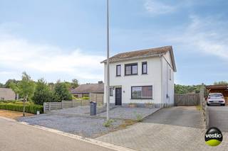 <p>Aan de Oude Baan 26 in Tessenderlo-Ham bevindt zich deze verzorgde en gedeeltelijk gerenoveerde open bebouwing. De woning is gelegen op een ruim perceel van 8a02ca en beschikt over een bewoonbare oppervlakte van circa 155 m². Dankzij de rustige ligging en het aangename uitzicht op het omliggende groen is dit een ideale woning voor wie ruimte en privacy zoekt.<br /><br />Op het gelijkvloers vindt u een ruime en lichtrijke leefruimte met aansluitend de ingerichte keuken. Verder beschikt deze verdieping over een vernieuwde badkamer met inloopdouche, een afzonderlijk toilet en een praktische berg- en wasruimte.<br /><br />De verdieping omvat drie slaapkamers, waarvan twee ruime kamers, waarvan één momenteel als bureau is ingericht. Daarnaast is er boven een tweede afzonderlijk toilet aanwezig.<br /><br />Achteraan sluit het terras mooi aan op de ruime tuin. Hier kunt u in alle rust genieten van het open en groene uitzicht. Op het perceel is bovendien voldoende parkeergelegenheid aanwezig.<br /><br />Troeven van deze woning:<br /><br />- Zeer rustig gelegen met uitzicht op het groen<br />- Open bebouwing op een perceel van 8a02ca<br />- Circa 155 m² bewoonbare oppervlakte<br />- Drie slaapkamers, waarvan twee ruime<br />- Vernieuwde badkamer met inloopdouche<br />- Praktische berg- en wasruimte<br />- Terras en ruime tuin<br />- Conforme elektrische installatie<br /><br />Deze woning is beschikbaar in januari 2028.<br /><br />Meer info? Contacteer Michiel Steegen via michiel@vestio.com of bel naar 0478 30 04 25.<br /> </p>