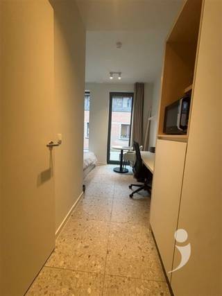 <p><span>** Alleen voor studenten</span></p><p><span> </span></p><p><span>Ben je nog op zoek naar een comfortabele en centraal gelegen studentenstudio dit academiejaar? Dan is deze lichtrijke en moderne studio in residentie YOU, gelegen in de Bogaardenstraat 7, de ideale keuze. De studio ligt op een toplocatie in het hart van Leuven, op wandelafstand van de campussen, het station en het bruisende stadsleven.</span></p><p><span>Deze kamer beschikt over een private badkamer met douche, wastafel en toilet. Voor het koken wordt gebruikt gemaakt van een gemeenschappelijke keuken.</span></p><p><span>De kamer bevindt zich op de tweede verdieping, heeft een oppervlakte van 18m² en biedt alle ruimte en comfort die je als student nodig hebt. </span></p><p><span>De huurprijs bedraagt €790/maand, exclusief een forfait van €75/maand voor nutsvoorzieningen (water, elektriciteit, verwarming, internet).</span></p><p><span>Residentie YOU in de Bogaardenstraat is een moderne studentenresidentie voorzien van hedendaagse faciliteiten zoals een afsluitbare fietsenstalling, afvallokaal, en groene binnenruimtes voor ontspanning en ontmoeting. Dankzij de ligging nabij de Bondgenotenlaan en de KU Leuven-campus, ben je altijd dicht bij alles wat telt in het studentenleven van Leuven.</span></p><p><span>De bereikbaarheid is uitstekend: bushaltes, het treinstation en winkels liggen op wandelafstand.</span></p><p><span>Interesse? Contacteer ons snel via student@immolivit.be! </span></p>