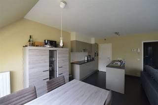 <p><b>Appartement met 1-slaapkamer, terras, ondergrondse staanplaats en kerlderberging in het centrum van Essen</b></p>
<p>In het hart van Essen vind je dit praktisch ingedeelde appartement. De ligging is absoluut top: op wandelafstand van tal van voorzieningen, het openbaar vervoer en het station.</p>
<p>Het appartement is vlot bereikbaar via zowel de trap als de lift. Bij het binnenkomen stap je in een ruime, open leefruimte met veel lichtinval. De aansluitende open keuken is praktisch ingericht en voorzien van een wasbak en de nodige toestellen. Verder beschikt de woning over een volwaardige slaapkamer en een verzorgde badkamer met een douche en wasmeubel. Buiten is het heerlijk ontspannen op het gezellige terras.</p>
<p>Extra troef: in de ondergrondse verdieping beschik je over een eigen autostaanplaats en een handige kelderberging.</p>
<p><b>Huurprijs:</b> € 925 / maand<br /><b>Gemeenschappelijke kosten:</b> € 50 / maand</p>
<p>Contacteer ons via e-mail voor meer informatie of een bezoek.</p>