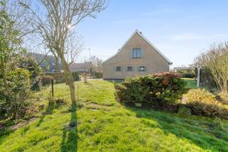 Deze te renoveren woning bevindt zich in de Kleine Molenstraat 4, op een rustige locatie vlakbij het centrum van Dudzele en omgeven door groen. Dankzij de aangename ligging geniet je hier van zowel rust als een vlotte bereikbaarheid.
Op het gelijkvloers vindt je een leefruimte en een aparte, ruime keuken. Deze ruimtes kunnen samengevoegd worden om één grote, open leefruimte te creëren. Verder beschikt de woning over een garage en een extra ruimte tussen de garage en keuken, ideaal in te richten als bijkeuken of praktische berging.
Op de verdieping bevinden zich twee bijzonder ruime slaapkamers van respectievelijk 24 m² en 17 m², een badkamer en een bergruimte. Dankzij de grote oppervlaktes en de aanwezige verloren ruimte onder de schuine daken kunnen hier eenvoudig drie volwaardige slaapkamers worden gecreëerd.
De woning beschikt bovendien over een zeer ruime zolder over de volledige oppervlakte van de woning, waar je rechtop kan staan. Deze ruimte kan naar eigen wensen nog worden ingevuld.
De woning staat op een mooi en ruim perceel, wat tal van mogelijkheden biedt voor tuinliefhebbers of wie extra buitenruimte weet te waarderen.
👉 Op zoek naar een woning met veel potentieel op een rustige en groene ligging? Contacteer Jens voor een bezoek via 0496 41 55 77 of jens@keyimmo.be
