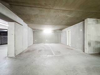 <p>Informatie en bezichtigingen: +32 2 315 51 71</p>
<p>We Invest biedt u een parkeerplaats te koop aan op niveau -1 van een gebouw.</p>
<p>Deze parkeerplaats is gemakkelijk bereikbaar en beveiligd, en is bij uitstek geschikt voor omwonenden of mensen die in de buurt werken, met name dankzij de uitstekende ligging recht tegenover het Ziekenhuis van Elsene.</p>
<p>Deze parkeerplaats ligt in een gewilde wijk en is uitstekend bereikbaar.</p>
<p>Per direct beschikbaar.</p>