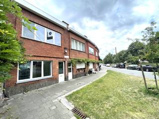 Deze charmante en instapklare woning is rustig gelegen aan een groen pleintje, op wandelafstand van het Prinsenhof en het historische centrum van Gent.<br />Hier geniet u van een aangename woonomgeving met alle stadsvoorzieningen binnen handbereik.<br /><br />De woning omvat een inkomhal die toegang geeft tot een ruime en lichtrijke leefruimte met een open, volledig ingerichte keuken.<br />Verder zijn er nog twee ruime slaapkamers en een douchekamer met toilet.<br /><br /><u>Algemene informatie:</u>
<ul>
<li>Centrale verwarming op gas</li>
<li>Aansluiting voor wasmachine</li>
<li>KI 312 €</li>
<li>Zeer vlotte bereikbaarheid</li>
<li>Winkels, horeca en openbaar vervoer in de onmiddellijke omgeving</li>
</ul>
Woning staat goed in orde, maar er is een renovatieverplichting. (bijvoorbeeld: plaatsen zonnepanelen, bijkomende isolatie dak...)<br /><br />Een ideale woning voor wie rustig wil wonen in het centrum van Gent.<br />Absoluut een bezoek waard!