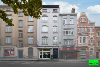 <p>+++ Jubelfeestlaan 172, 1080 Sint-Jans-Molenbeek +++<br />Gelegen op een centrale en aantrekkelijke locatie aan de Bd. du Jubilé 172, op slechts 5 minuten wandelen van metrohalte Belgica en vlak bij het Parc Tour &amp; Taxis, vindt u deze <strong>instapklare woning met handelsruimte.</strong> Het pand werd volledig gerenoveerd en combineert karakter, ruimte en modern wooncomfort. Het gelijkvloers omvat een<strong> handelsruimte met wachtruimte en berging</strong>, die momenteel verhuurd is. Via een aparte ingang bereikt u de woonruimtes, die zich uitstrekken over vier verdiepingen. Op het eerste verdiep bevindt zich een ruime woonkamer met zithoek, een <strong>volledig ingerichte keuken met eetruimte, badkamer en berging</strong>. Het tweede verdiep omvat een salon, slaapkamer, badkamer en kitchenette. Op het derde verdiep vindt u opnieuw een <strong>salon, slaapkamer en badkamer</strong>, terwijl het vierde verdiep beschikt over twee slaapkamers en een extra badkamer. Bovenaan is er nog een <strong>kleine zolderruimte</strong>, ideaal als stockageruimte. De woning werd grondig gerenoveerd, waarbij zowel de voor- als achtergevel geïsoleerd werden. Daarnaast is het pand voorzien van zonnepanelen en een gerenoveerde kelder, wat bijdraagt aan de energiezuinigheid en het wooncomfort. Dankzij de gunstige ligging, op wandelafstand van metro Belgica, Parc Tour &amp; Taxis, winkels, scholen en openbaar vervoer, is dit pand ideaal voor wie wonen en werken wil combineren. Interesse? Aarzel niet en contacteer ons via info@immoteam.be of 0478/059 069</p>