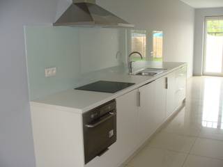 Instapklaar gelijkvloers appartement met terras en privé-tuintje en 2 autostaanplaatsen achter het gebouw. INDELING: KELDER: ruime...