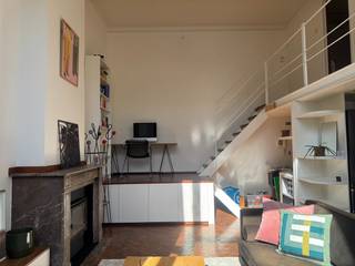 Stap binnen in dit uitzonderlijke en karaktervolle appartement op een absolute toplocatie in het centrum van Antwerpen, op een steenworp van de bruisende Meir.<br /><br />Gelegen in een uniek gebouw aan de Eikenstraat 2, ademt dit gemeubelde appartement authenticiteit en sfeer, met een eigenzinnig karakter dat je zelden tegenkomt.<br /><br />Van bij het binnenkomen word je verrast door de warme uitstraling, versterkt door de prachtige authentieke parketvloeren en de grote raampartijen die voor veel natuurlijk licht zorgen.<br /><br />De volledig uitgeruste keuken sluit naadloos aan bij het geheel, terwijl het tussenverdiep een gezellige en praktische bureauruimte biedt, ideaal voor wie thuis werkt of nood heeft aan een inspirerende plek.<br /><br />De speelse indeling maakt dit appartement echt bijzonder: via een trap bereik je de bovenverdieping, waar de slaaphoek en de badkamer zich bevinden. Deze indeling creëert een aangename scheiding tussen het leef- en slaapgedeelte. De badkamer is uitgerust met een lavabo en een bad met douchemogelijkheid.<br /><br />Gelegen op de eerste verdieping vormt dit appartement een unieke kans voor wie op zoek is naar een stijlvolle, karaktervolle én centraal gelegen woonplek met een ziel. De maandelijkse provisie voor de algemene kosten bedraagt €50.<br /><br />Een zeldzame parel voor wie niet op zoek is naar standaard, maar naar iets met échte uitstraling in hartje Antwerpen.<br /><br />Onmiddellijk beschikbaar. <br /><br />Voor meer info of een bezoek: 03 225 00 68 of laura@wellimmo.net