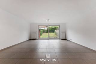 Voor meer info en foto’s, surf naar www.swevers.be – Dit instapklare duplex appartement op de Mechelsesteenweg 538/2 in Herent, gebouwd in 2006, biedt een bewoonbare oppervlakte van 115 m² en combineert een praktische indeling met aangename buitenruimtes. De inkomhal geeft toegang tot de leefruimte, sanitaire voorzieningen en de trap naar de verdieping. De lichtrijke leefruimte van 36 m² vormt het hart van het appartement en sluit rechtstreeks aan op het terras en de tuin. De open keuken (7,30 m²) is functioneel ingericht en zorgt voor een vlotte verbinding met de leefruimte. Aansluitend bevindt zich een ruime kelder van meer dan 40 m² met rechtstreekse toegang tot de ondergrondse autostaanplaats. Op het gelijkvloers zijn ook een badkamer en een apart toilet voorzien. Boven zijn er twee slaapkamers (18,92 m² en 12,76 m²), waarvan één met eigen badkamer, wat extra comfort en privacy biedt. Buiten geniet je van een terras van 15 m² en een tuin van 50 m² met zuidwestelijke oriëntatie. De ligging is een extra troef: winkels, openbaar vervoer en horeca op ca. 500 m, scholen op 1 km en vlotte verbinding naar snelwegen op 1,5 km. Voor meer informatie, bel 011 255 155. Bron bewoonbare oppervlakte: EPC – verslag.