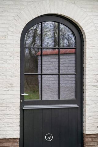 Nieuwbouw hoekwoning op een perceel van 354 m², rustig gelegen in het landelijke polderdorp Lapscheure. De woning wordt afgewerkt met kwaliteitsvolle materialen, naar een tijdloos ontwerp van architect Peter Bovijn – Watelle, en combineert modern wooncomfort met een open zicht op de omgeving.<br /><br />Bij binnenkomst via de inkomhal met gastentoilet betreedt u de lichtrijke hoekwoonkamer waarin leef-, eet- en keukenruimte naadloos in elkaar overlopen. Een gashaard kan voorzien worden voor extra sfeer, terwijl de warmtepomp zorgt voor energiezuinig en duurzaam wonen. Aansluitend bevindt zich een praktische berging met toegang tot de tuin en de garage.<br /><br />Op de eerste verdieping geeft de nachthal toegang tot drieslaapkamers. De masterslaapkamer beschikt over een dressingruimte en een eigen badkamer, terwijl een tweede badkamer bereikbaar is vanuit de 2 andere slaapkamers. Daarnaast is er een apart toilet en een extra berging aanwezig.<br /><br />Het zolderverdiep omvat een technische ruimte en een aparte berging, met mogelijkheden voor extra inrichting naar eigen wens.<br /><br />Deze woning biedt een ideale combinatie van rustig, landelijk wonen en moderne afwerking, klaar om direct van te genieten.