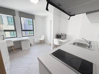 <p><strong>Plan je afspraak via www.living-stone.be</strong></p><p>Studentenkamer gelegen op de 5e verdieping - bereikbaar met de lift.</p><p>Deze studentenkamer omvat een keuken (lavabo, fornuis met 2 kookplaten, frigo met diepvriesvak en een microgolfoven), via de trap bereik je het slaapgedeelte met aansluitend te badkamer (douche, lavabo en toilet).</p><p>Tevens beschikt de kamer over een eethoek en een bureau. Studenten kunnen gebruik maken van een wasruimte in de gemeenschappelijke delen, de ontspanningsruimte met kickertafel en een binnentuin.</p><p>Maandelijkse provisie van <strong>€80</strong> voor water en verwarming +<strong> €40</strong> forfait voor onderhoud van de gemeenschappelijke delen.</p><p>Jaarlijkse kost van <strong>€90 </strong>voor brandverzekering met afstand van verhaal.</p><p>EPC: 107kWh/m² (klasse C) - CO2: 21</p><p><strong>Onmiddelijk beschikbaar</strong>.</p>