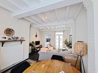 Vernieuwde 2-slaapkamerwoning op een interessante ligging in het centrum van Brugge, vlakbij het Astridpark en de Coupure en met een vlotte verbinding naar de ring. Een recente renovatie resulteerde in een moderne, energiezuinige en kwalitatief afgewerkte woongelegenheid. ** + Energielabel C ! ** + Uitstekende Mobiscore 9,2 op 10 ! ** ** Omvat een inkom, lichtrijke living, volledig ingerichte keuken, 2 slaapkamers waarvan 1 met inbouwkasten, badkamer met douche, kelder en een koertje. ** #leukwonen #brugge ** ** Beschikbaar 1 januari 2026