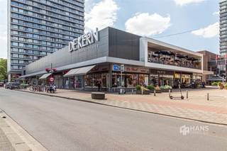 <p><span>Winkelruimte (49 m²) in winkelcentrum De Kern in Wilrijk.</span></p><p><span> </span></p><p><span>Het handelspand is gelegen in het welbekende winkelcentrum De Kern bij De Bist in Wilrijk, 1 van de 55 erkende shoppingcentra in België. Tussen het rijke aanbod aan unieke boetieks en grote retailers is er voor ieder wat wils en hierdoor is het dan ook de ideale locatie om jouw handelszaak te verwezenlijken! Het is gelegen op de eerste verdieping, maar dankzij de lift geraken ook zij die minder goed te been zijn tot bij de winkelruimte. Qua bereikbaarheid is het voor het cliënteel ideaal gelegen: een tiental buslijnen stoppen op wandelafstand en er is een vélo-station voor de deur gesitueerd. Ook met de wagen is er een vlotte verbinding tot het centrum dankzij de nabijheid van de</span><span> </span><span>A12 en de E19 en parkeren kan op 3 parkings op wandelafstand. Momenteel is het handelspand verhuurd als kapperszaak.</span></p><p><span> </span></p><p><span>De totale oppervlakte van de open winkelruimte bedraagt 49 m² en enkel de wc met handenwasser is apart. De vaste kosten bedragen zo’n €180/maand. Momenteel is het pand verhuurd aan €750/maand. De zaak kan afgesloten worden met een automatische veiligheidsrolluik. Voor meer info of een gratis schatting surf naar </span><span><span>www.hansimmo.be</span></span></p><p><span> </span></p>