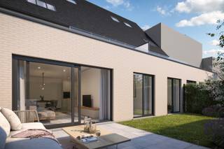 Deze kleinschalige residentie met ruime zongerichte terrassen wordt gebouwd langs de Oostendelaan te Middelkerke op 500 m van het strand, dichtbij het centrum van Middelkerke en bushalte.<br />Het bestaat uit 8 heel ruime luxe 2-slaapkamerappartementen en 1 luxe 3 slaapkamerappartement die elk beschikken over een ruime private kelderberging.<br />Er is mogelijkheid tot aankoop van een carport op het terrein en er is een ruime fietsenberging ter beschikking van de bewoners.<br />Bij de bouw wordt bijzondere aandacht geschonken aan de energiezuinigheid :<br />Goede isolatie<br />Zonnepanelen<br />Geothermische warmtepompen : dit is uniek in meergezinswoningen en we kunnen dit aanbieden door de grote oppervlakte van het terrein. Deze warmte techniek verbruikt veel minder elektriciteit in de winter en kan een fris gevoel geven in de zomer.<br />Architect Rik Verlinde gaf de residentie een strakke architectuur en legt steeds de focus op energiezuinigheid.<br />De appartementen op het gelijksvloer hebben achteraan een tuintje en 1 appartement vooraan een terras.<br />Op de eerste verdieping hebben de appartementen met ruime zonneterrassen vooraan en 2 appartementen hebben daar ook achteraan nog een ruim terras.<br />De tweede verdieping bevat 3 heel ruime duplex appartementen waarvan 1 met 3 slaapkamers. 2 Duplexappartementen hebben 2 ruime zonneterrassen.<br />Elk appartement beschikt over een volledig uitgeruste keuken met koelkast, vaatwasmachine, combi-oven en vitro keramische plaat met dampkap. De badkamers met inloopdouche of bad en toiletten worden uitgerust met de nieuwste sanitaire toestellen. In de berging in het appartement is er plaats voor een wasmachine en droogkast.