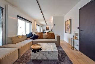 Dit prachtig instapklaar penthouse te Koksijde Sint-Idesbald is recent volledig gerenoveerd. Het lichtrijke appartement beslaat een bewoonbare oppervlakte van maar 99m² en bestaat uit een gezellige leefruimte voorzien van meerdere glaspartijen, een open totaal ingerichte leefkeuken, 2 slaapkamers elk voorzien van maatkasten en hun eigen badkamer, 2 bergingen en 2 aparte toiletten. Langs beide kanten zijn er prachtige terrassen (100 m²) zodat u op elk moment van de dag van de zon kan genieten. Tevens zijn 2 extra privatieve kelderbergingen voorzien. Dit penthouse is ideaal gelegen pal in het centrum van Sint-Idesbald en op wandelafstand van het strand. Vraag nu uw bezoek aan om deze exclusieve parel aan de kust te ontdekken. EPC: 234 UC: 3615332 (klasse C) (Ref. NI23161)