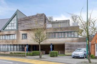 Indeling als volgt:EERSTE VERDIEPING (lift aanwezig):- Inkomhal met gastentoilet.- Toegang tot de drie volwaardige slaapkamers van resp. ca...