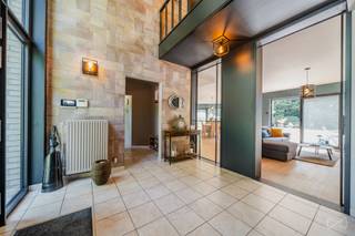 Dans un des quartiers les plus prisés de la région, au cœur du bois de Ville-Pommeroeul, élégante propriété érigée sur un terrain de 80 ares, boisé...