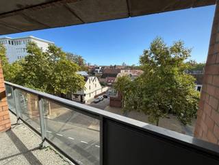<p><span>OPEN DEUR Zat. 31/10 Dit appartement is vrijblijvend te bezichtigen op zaterdag 31 oktober tussen 14u00 en 15u00. U bent van harte welkom! Dit lichtrijk en volledig gerenoveerd 1-slaapkamerappartement, gelegen in Vriesenhof in het centrum van Leuven, omvat: een inkomhal, een badkamer met douche en wastafelkast, een ruime slaapkamer en een aangename open leefruimte met aansluitend een ingerichte keuken en toegang tot het terras. Het appartement werd recent volledig gerenoveerd en is bijgevolg volledig instapklaar. Dankzij de lichtrijke leefruimte, het aangename terras en de praktische indeling is het hier bijzonder prettig wonen. Tevens kunnen de toekomstige huurders genieten van de rustige omgeving, dit op een zeer centrale ligging in het hartje van Leuven en op wandelafstand van winkels, horeca en andere voorzieningen. De maandelijkse vaste lasten bedragen slechts 60,00 Euro. Elektriciteit en water dienen door de huurder afzonderlijk te worden afgesloten. Kortom, een volledig gerenoveerd en instapklaar appartement op een uitstekende ligging in het centrum van Leuven. Zeker een bezoek waard. Voor snelle beslissers. Onmiddellijk beschikbaar.</span></p>