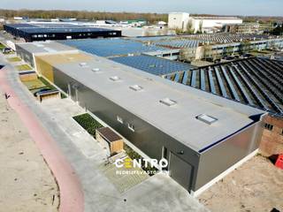 <u><strong>Benaderende OPPERVLAKTE:</strong></u><br />Magazijn: <strong>359,9m²</strong><br /><strong>Inclusief 2 private parkeerplaatsen </strong>voor de deur (grasdallen) en gemeenschappelijke fietsenstalling. <br /><strong>Grote manoeuvreerruimte</strong>, die de toegankelijkheid van opleggers mogelijk maakt.<br /><br /><strong><u>SPECIFICATIES:</u></strong>
<ul>
<li><strong>Constructie:</strong> Metalen constructie met volledige overspanning </li>
<li><strong>Wanden: </strong>Sandwichpanelen met isolatie en cellenbetonpanelen </li>
<li><strong>Bevloering:</strong> Gepolierde en gewapende betonvloer</li>
<li><strong>Dak:</strong> Geïsoleerd plat dak (steeldeck) met lichtkoepels (rookluiken). Mogelijkheid hierop <strong>zonnepanelen</strong> te plaatsen!!</li>
<li><strong>Poorten: </strong>elektrische sectionaalpoort (h: 4,5m x b: 4,8m) met afzonderlijke loopdeur</li>
<li><strong>Sanitair: </strong>1 toilet met spoelbak</li>
<li><strong>Vrije hoogte:</strong> ± 6m</li>
<li><strong>Verlichting</strong>: LED-verlichting</li>
</ul>
<u><strong>NUTSVOORZIENINGEN:</strong></u> Elektriciteit (drijfkracht, 3 x 400V, 32A), stads -en regenwater (regenput van 10.000 liter).<br /><br /><u><strong>LIGGING:</strong></u><br />Vlakbij haven van Zeebrugge, vlotte verbinding naar binnenland via expresweg van Brugge naar E40/E403/A11.<br />- Op 3,3 km van de oprit N31<br /><br /><u>* Bijzonderheden:</u><br />- Onmiddellijk beschikbaar bij het verlijden van de akte<br />- Verdeelsleutel grond (registratie) - en constructiewaarde (Btw): 45/55<br />- Vermelde verkoopprijs is exclusief btw (21%), aansluitingskosten en kosten voor opmaak van het PID en de basisakte.<br />- Onze referentie op <strong>www.centro.be</strong> : <strong>Q0835-10</strong> of contacteer ons via<strong> 050/70.01.02</strong> voor meer info.