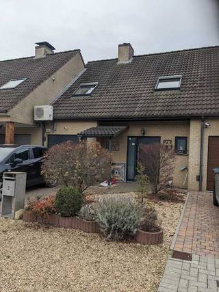 zeer goed isolerend huis op een TOP LIGGING ;het bevind zich in een zeer rustige buurt en tevens in een doodlopende straat.Beneden is voorzien van een hang-wc ,woonruimte ,keuken met vaatwas ,daarnaast een berging voor wasmachine ,garage met sectionale poort,veranda van 22 m²die een aangenaam gevoel heeft met de tuin,deze is voorzien van de nodige zonneweringen .De tuin heeft ook nog een vijver, loungehoekje en tuinberging.Boven vinden we 3 mooie slaapkamers met airco en electrische rolluiken,ook nog een zeer ruime badkamer met dubbele lavabo,inloopdouche,groot bad 90x195 en hang-wc.De zolderverdieping is volledig afgewerkt en heeft 2 veluxramen kan eventueel als extra kamer worden gezien GEEN IMMO GEEN IMMO GEEN IMMO