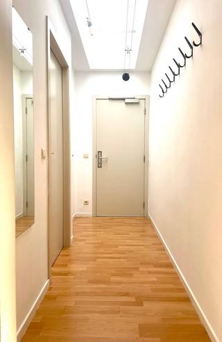 Dit energiezuinige appartement geniet van een gunstige ligging op wandelafstand van het centrum van Aalst en de Grote Markt. Dankzij deze centrale maar rustige ligging zijn tal van winkels en voorzieningen vlot bereikbaar. Ook het station bevindt zich op fietsafstand. Bovendien zorgt de nabijheid van de autosnelweg voor een vlotte verbinding met omliggende steden en belangrijke invalswegen<br /><br />Het appartement bevindt zich op de derde verdieping in een gebouw met lift. Bij het binnenkomen kom je in de inkomhal die toegang geeft tot een lichtrijke leefruimte met open geïnstalleerde keuken en aanpalende bergruimte. Verder beschikt het appartement over een apart toilet, een badkamer met enkele wastafel en ligbad met douchefunctie en één volwaardige slaapkamer. Tevens werden ingemaakte kasten voorzien in de hal en is een private kelderberging inbegrepen in de huurprijis. <br /><br />Een extra troef is het ruime terras dat aansluit op de leefruimte. Hier kan je in alle rust en met volledige privacy genieten. Dit appartement combineert een centrale ligging met comfort, rust en energiezuinigheid. Meteen beschikbaar. 750 EUR/ maand. GEEN GEMEENSCHAPPELIJKE LASTEN!