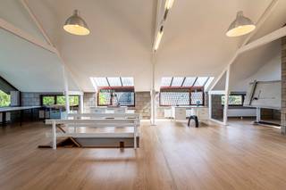 <p><strong>Op een mooi perceel van ca. 1.350 m², zuidwest georiënteerd en met een prachtig uitzicht over de achterliggende velden, bevindt zich deze bijzonder degelijke villa op een fijne ligging tussen Turnhout en Baarle-Hertog met 3/4 slaapkamers, prachtige zolderverdieping en een energielabel C.<br /><br /></strong>Deze woning ademt het karakter van de jaren 70 en onderscheidt zich door haar authentieke architecturale details, eiken vloeren, typische metselwerkelementen en een bijzonder ruime indeling destijds ontworpen door de eigenaar. Met 3 à 4 slaapkamers, een volledige kelderverdieping die toegankelijk is met de wagen en een royale polyvalente bovenverdieping biedt deze woning bovendien tal van mogelijkheden.</p>
<p>Via de inkom bereikt u de gezellige leefruimte. De ruime woonkamer beschikt over een aangename zithoek op parket bij de haard en biedt uitzicht op de voortuin en de straat. De eetkamer vormt het centrale hart van de leefruimte en sluit mooi aan op zowel het salon als de keuken. De keuken kijkt uit over de tuin en is uitgerust met een ruim werkblad, ontbijthoek en de nodige toestellen. Aan de eettafel is het heerlijk vertoeven met het gezin of met gasten, terwijl het zicht op de groene omgeving voor een aangename sfeer zorgt.<br /><br /><span>Vanuit de woonkamer bereikt u de nachthal met drie volwaardige slaapkamers waarvan de twee ruimste kamers ingericht zijn met maatwerk kasten. Bijzonder veel daglicht op deze slaapkamers waardoor het aangenaam vertoeven is door het zicht op de achtertuin. De badkamer is ingericht met een ligbad, maatwerkkast, toilet en een wastafel. De doucheruimte is apart. Er is nog een extra toilet aanwezig in de nachthal.</span></p>
<p>Een bijzondere troef van deze villa bevindt zich op de bovenverdieping. Deze royale polyvalente ruimte van ca. 120m² geniet van indrukwekkende vergezichten over de omgeving en biedt uitzicht in alle windrichtingen. Ze kan naar eigen behoefte worden ingericht als hobbyruimte, bureau, atelier of worden opgedeeld in bijkomende slaapkamers. Er is makkelijk een extra badkamer te creëren gezien aan en afvoer voor water al voorzien zijn.</p>
<p>Ook de kelderverdieping is een absolute meerwaarde. Dankzij haar uitzonderlijke oppervlakte vindt u hier onder meer een logeerkamer, een grote hobby- of ontspanningsruimte en meer dan voldoende plaats voor één of meerdere wagens, fietsen en bijkomende berging. De kelder is rechtstreeks toegankelijk met de auto.</p>
<p>De combinatie van de solide bouwkwaliteit, het uitgesproken karakter, de royale volumes en de prachtige ligging met zicht over de velden maakt van deze villa een eigendom met bijzonder veel potentieel. Prachtige toegankelijk tuin met oprit tot ondergrondse garage, een tuinserre en siertuin met gazon en boomgaard met verschillende fruitbomen.</p>
<p>Bijzonderheden:</p>
<ul>
<li>Prachtig perceel, destijds 2 bouwpercelen uitkijkend over weiland</li>
<li>Kleuter en lagere school op fietsafstand</li>
<li>Boververdieping volledig naar wens in te richten</li>
<li>Energielabel C.</li>
</ul>