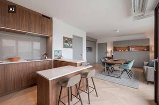 De studio is mooi onderhouden en is gelegen in de residentie President, een zeer goed onderhouden gebouw. Er is een bedkast voorzien met extra opbergruimte. Vanop het ruime terras geniet van u van de ochtendzon en een mooi open uitzicht. U bevindt zich vlak aan de Zeedijk en tal van supermarkten!<br /><br />Indeling:<br />- Lichtrijke leefruimte met bedkast en eventueel mogelijkheid tot extra slaaphoek<br />- Ingerichte keuken <br />- Mooi en ruim hoekterras<br />- Badkamer voorzien van ligbad, lavabo en toilet<br /><br />Troeven:<br />- Toplocatie<br />- Mooi onderhouden residentie<br />- Lage gemeenschappelijke kosten<br />- Recente gevelrenovatie<br />- Nieuwe liften<br />- Gemeenschappelijke fietsenberging<br />- Gemeenschappelijk huisvuillokaal<br />- Parkeermogelijkheden in de buurt!<br /><br />Interesse in deze hoekstudio in centrum Middelkerke? Neem vandaag nog contact op voor een plaatsbezoek!<br /><br />Bestuursmaatregelen in het maatregelenregister: nee<br /><br />Deze AI-visualisaties zijn bedoeld als inspiratie. Er werd geen rekening gehouden met technische specificaties, stedenbouwkundige voorschriften of de concrete mogelijkheden tot realisatie.
