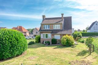 <p>Op een centrale ligging nabij het centrum van Dilbeek bevindt zich deze charmante villa met 3 slaapkamers, die dankzij haar ruime indeling, lichtrijke leefruimtes en groene omgeving een ideale gezinswoning vormt. De woning werd steeds goed onderhouden en kan met een lichte opfrissing volledig naar eigen smaak worden ingericht.</p><p>Via de ruime inkomhal met gastentoilet betreedt u de woning.<br />Van hieruit komt u in de aangename en lichtrijke leefruimte, die naadloos overgaat in de eetkamer. De ingerichte keuken biedt een mooi zicht op de tuin.<br />Buiten geniet u van een gezellig terras en een onderhoudsvriendelijke tuin met een prachtig uitzicht op het omliggende groen. De tuin is volledig omgeven door groen en biedt de nodige rust en privacy.</p><p>Op de eerste verdieping bevindt zich een nachthal die toegang geeft tot 3 volwaardige slaapkamers, een badkamer en een apart toilet.<br />Daarnaast is er nog een praktische stockagezolder aanwezig.<br />De woning is bovendien volledig onderkelderd en beschikt over een grote garage, een wasberging en verschillende opslagruimtes. Een extra troef is de rechtstreekse toegang vanuit de kelder naar de tuin.</p><p>De ligging is bijzonder gunstig: op korte afstand van het station van Dilbeek, winkels, scholen en openbaar vervoer, waardoor u geniet van een uitstekende bereikbaarheid en alle dagelijkse voorzieningen binnen handbereik heeft.</p><p>Mis deze unieke kans niet! Neem vandaag nog contact op en plan uw bezoek via de website van Living Stone. Wij verwelkomen u graag voor een persoonlijke rondleiding.</p>