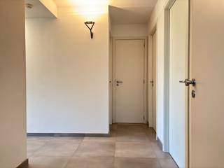 Aan de Brusselsesteenweg te Leuven, op de vierde verdieping van Residentie Markant en vlakbij UZ Gasthuisberg, bevindt zich dit instapklare appartement met twee slaapkamers.<br /><br />U betreedt het appartement via de inkomhal, die toegang geeft tot alle vertrekken. Aan de rechterkant bevinden zich de twee slaapkamers, waarvan één over een ruime dressingkast beschikt, en vindt u er ook het aparte gastentoilet en de badkamer.<br />Via de nachthal bereikt u de leefruimte, samen met de volledig open en ingerichte keuken. Aansluitend bij de leefruimte hebt u toegang tot het overdekte terras. Verder beschikt het appartement over een aparte berging met aansluiting voor wasmachine en droogkast.<br /><br />Het appartement beschikt bovendien over een <strong>private autostaanplaats</strong> met aansluitende berging en over een gemeenschappelijke fietsenberging.<br /><br />In het appartement zijn overal reeds <strong>lichtarmaturen, gordijnen en vliegenramen</strong> voorzien.<br />De huurprijs bedraagt € 1350 per maand, met een maandelijkse provisie van € 75 voor de gemeenschappelijke delen. De nutsvoorzieningen zijn ten laste van de huurder. Het appartement is beschikbaar vanaf 07/10/2026.<br /><br />Interesse in een bezichtiging? Plan snel een afspraak op https://immojanstas.be/nl/huren via onze online agenda, de snelste en efficiëntste manier om een bezichtiging in te plannen! Voor vragen zijn wij beschikbaar op het nummer 016 23 90 81, elke weekdag van 10u tot 13u.