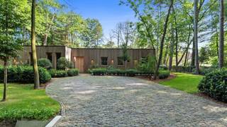 <div>
<div>
<div>
<div>
<p>Uitzonderlijke nieuwbouwvilla in rustige en groene omgeving<br /><br />In het rustige en bosrijke Kapellenbos, op wandelafstand van de Royal Antwerp Golf Club, vinden we deze nieuwbouwvilla (bouwjaar 2025) op een perceel van 5.000 m². De woning biedt een harmonie tussen modern wooncomfort, veel lichtinval en optimale privacy. Bij binnenkomst betreed je een ruime inkomhal die leidt naar de open leefruimtes. De hoge plafonds en grote raampartijen zorgen voor een luchtig en licht karakter. De keuken is volledig uitgerust met kwalitatieve toestellen en beschikt over een aansluitende bijkeuken met ingebouwde kasten. De woning telt vier slaapkamers, waaronder een master suite met dressing en privébadkamer met inloopdouche en ligbad. Een tweede badkamer met inloopdouche, twee aparte toiletten, een wasplaats, een inpandige fietsenberging, technische ruimte en een zolder. De tuin rondom is volledig aangelegd en biedt met zijn zonneterras en groen karakter een oase van rust. Het perceel is volledig omheind en voorziet parkeergelegenheid op eigen terrein. - Doodlopende straat met toegang tot fietsostrade - Verwarmen en koelen via vloerverwarming - 30 Zonnepanelen - E-peil negatief: geen KI te betalen t.e.m. 2029 - Uitgebreid domoticasysteem Vg, Wp, Gmo, Gvkr, Vv</p>
</div>
</div>
</div>
</div>
<div>
<div>
<div></div>
</div>
</div>