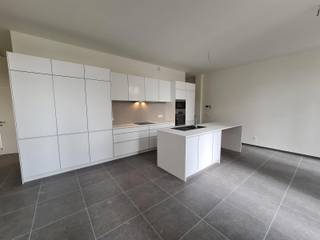 Gelijkvloers appartement met 2 slaapkamers in een kleinschalige residentie.<br />Het appartement is voorzien van hoge plafonds en authentieke uitstraling, je kan eveneens gebruik maken van een gemeenschappelijke tuin en fietsenstalling.<br />Indeling:<br />Inkomhal met berging (aansluiting wasmachine), woonkamer met volledig geïnstalleerde open keuken, 2 slaapkamers, badkamer met douche, dubbele lavabo en toilet.<br />Er is nog een ruime kelderberging aanwezig op de ondergrondse verdieping.<br />Gelegen in de gezelligste straat van Tienen, letterlijk op 5 min wandelen van het centrum.<br />Openbaar vervoer, station, apotheek, frituur en buurtwinkel bevinden zich op max 20 m van de woning<br />Huurprijs: 950 euro/maand + 70 euro/maand in de gemeenschappelijke kosten. Het verbruik is individueel. Beschikbaar vanaf 01/12/2026.<br />Wens je graag een bezoek? Mail dan naar info@immogve.be of bel naar 016/56.56.14