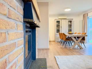 Gezellig ingerichte, GELIJKVLOERSE WONING met PRACHTIG UITZICHT en instapklaar comfort op PERCEEL VAN 9 ARE. Deze charmante woning werd...