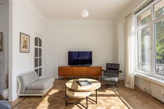<p><span><strong>ANTWERPEN - Stadspark:</strong><span> Prachtig appartement met 3 slaapkamers en terras </span></span></p><p><span><span> </span></span></p><p><span><span>Dit prachtige, volledig vernieuwd hoekappartement is gelegen op de 1° verdieping van een goed beveiligd en verzorgd gebouw op een toplocatie aan het Stadspark.</span></span></p><p><span><span> </span></span></p><p><span><span>BESCHRIJVING:</span></span></p><p><span><span> </span></span></p><p><span><span>Bij het betreden van het appartement komt u in een open inkomhal die aansluit op een ruime en aangename leefruimte met living en eethoek.</span></span></p><p><span><span>De vernieuwde keuken is volledig uitgerust met onder meer een vaatwasser en koelkast en biedt toegang tot een knus terras aan de achterzijde.</span></span></p><p><span><span>Het appartement beschikt over drie volwaardige slaapkamers, elk voorzien van ingemaakte kasten.</span></span></p><p><span><span>De stijlvol afgewerkte badkamer beschikt over een ruime inloopdouche en twee wastafels.</span></span></p><p><span><span>Daarnaast is er een apart gastentoilet met lavabo.</span></span></p><p><span><span> </span></span></p><p><span><span>Handige kelderberging.</span></span></p><p><span><span> </span></span></p><p><span><span>BIJZONDERHEDEN:</span></span></p><p><span><span> </span></span></p><p><span><span>- Prachtig volledig vernieuwd appartement op parket</span></span></p><p><span><span>- Gemeenschappelijke kosten: 300€/ maand (provisie voor water, verwarming, elektriciteit gemene delen, lift, ...)</span></span></p><p><span><span> </span></span></p><p><span><span> </span></span></p><p><span><span> </span></span></p>