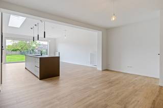 Deze charmante, instapklare woning is gelegen in een doodlopende, rustige straat in een woonwijk in Hoevenen, op korte afstand van het centrum. Ook de centra van Kapellen en Stabroek zijn slechts enkele kilometers van het pand verwijderd. Verder bevinden zich openbaar vervoer, winkels en scholen allen in de directe omgeving. De afgelopen maanden werd deze woning volledig gerenoveerd tot een knusse, ruime en energiezuinige woning in een tijdloze stijl. Ze werd uitgerust met een ventilatiesysteem en is voorzien van 8 zonnepanelen. Het pand kan reeds profiteren van een goed EPC-label B. Echter is de noordgevel momenteel nog een wachtgevel. De EPC-score zal daarom nog verbeteren vanaf het moment er een woning tegenaan gebouwd wordt. De eigenaar kan in de toekomst dus nog profiteren van een gunstigere energiescore, zonder hiervoor zelf nog extra kosten te moeten maken. Binnenkomen doet u hier via een aparte inkomhal met gastentoilet. De woonkamer vormt samen met de eetkamer en de keuken één gigantische leefruimte, waar daglicht binnenvalt via een lichtkoepel en een groot schuifraam richting de tuin. Op de vloer ligt een mooie keramische tegel met parket-look, dewelke de ruimte een extra gezellige uitstraling geeft. De open keuken werd tevens voorzien van alle hedendaags comfort. Verder vindt u op het gelijkvloers nog een handige berging onder de trap en een voorkamer/wasplaats terug. Deze wasplaats is via een dubbele deur ook te bereiken vanaf de straatzijde, waardoor ze ook ideaal dienst doet om fietsen, moto's,... te stallen. Via een houten trap in de inkomhal bereikt u de 1e verdieping. Deze telt een super ruime master-bedroom, een apart toilet en een luxueus ingerichte badkamer met douche, ligbad en dubbele wastafel met meubel. Het perceel heeft een totale oppervlakte van 277m². In de nette, volledig omsloten tuin met terras kan u dankzij een oriëntatie op het westen de hele namiddag/avond heerlijk van het zonnetje genieten.