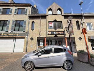 À deux pas des commerces locaux, de l'hôpital, des écoles, des transports en commun et du marché de Furnes, nous trouvons cet appartement à louer bien entretenu. L'appartement (150 m²) bénéficie d'une connexion facile à la côte et à l'E40. La terrasse orientée plein sud, la finition de haute qualité et l'état soigné sont quelques-uns des nombreux avantages.> L'appartement comprend :- Hall d'entrée ;- Grand espace de vie ouvert avec accès à la grande terrasse orientée sud ;- Cuisine avec plaque vitrocéramique, évier double, four combiné et réfrigérateur ;- Salle de bain avec douche et lavabo avec lavabo ;- Toilettes séparées ;- Stockage ;- 4 chambres spacieusesDans l'ensemble :- Terrasse spacieuse ;- Chauffage central au gaz naturel ;- Disponible immédiatement ;- Pas de frais communsÊtes-vous intéressé par cette propriété à louer à Furnes ? Rendez-vous sur le site www.dewaele.com, cliquez sur le bien que vous souhaitez louer. À l'aide du bouton rouge « demandez votre visite », nous vous demandons de remplir brièvement un profil. Ensuite, nous vous contacterons pour une visite. Les rendez-vous ne peuvent pas être pris par téléphone.