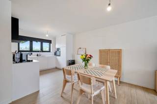 Dit super energiezuinige 2 slaapkamer appartement is gelegen in een kleine residentie.
Het appartement heeft een terras (6 m²) en is werkelijk instapklaar, maw. alles is geschilderd en er zijn her en der armaturen voorzien.<br />Het gebouw dateert van 2021 en is nog onder bouwgarantie.
Enkele troeven van dit appartement zijn: privatieve zonnepanelen, EPC A-label, een mooie keramische parket, ventilatie systeem D, etc.<br />Indeling:
inkomhal, 2 slaapkamers, badkamer (dubbele lavabo en inloopdouche), gastentoilet, wasberging, grote leefruimte met een open keuken, salon en eetplaats.
Via de eetplaats kan men op het terras.
Een privatieve afvalruimte op het gelijkvloers is inbegrepen bij dit appartement.<br />Dit gebouw staat op enkele honderden meters van UZ Jette, de ring van Brussel, etc.<br />Een interne autostaanplaats (31.500 €)vof een interne autostaanplaats met een grote privatieve berging (41.000 €) kunnen bijgekocht worden.<br />Wat men nodig heeft, vindt men in de onmiddellijke omgeving.<br />mobiscore: 8,5/10<br />Bij interesse, bel of mail met Pieterjan Windey op pw@entree.be of 0472 80 20 65