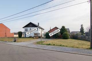 <u><strong>Rustig gelegen perceel bouwgrond van 11a21ca op een boogscheut van het centrum van Diepenbeek!</strong></u><br /><br /><u><strong>TROEVEN: </strong></u><br />- Heel fijne ligging waar je geniet van zowel rust als bereikbaarheid <br />- Op wandelafstand van het centrum, winkels en scholen <br />- Slechts enkele minuten van de E313 <br />- Perceeloppervlakte van 11a 21ca<br />- Verkaveling wordt uitgevoerd door de verkopers (Onder andere de afbraak van de woning en garage)<br />- De linkse woning wordt ook afgebroken en vervangen door een nieuwbouw woning volgens de bouwvoorschriften.<br /><br />Welkom op de Boomgaardstraat in Diepenbeek, waar het zalig rusten en wonen is op slechts een steenworp afstand van het charmante dorpscentrum! <br /><br />Rustig gelegen perceel bouwgrond van 11a21ca op een boogscheut van het centrum van Diepenbeek en op enkele minuten van de op- en afrit van de<br />E313.<br /><br />Momenteel staat er een woning en een vrijstaande garage op het perceel. Zowel de woning en de garage dienen afgebroken te worden. Het perceel heeft een straatbreedte van 16 meter en een maximum diepte van 80 meter.<br /><br />Volgens de geldende bouwvoorschriften is de maximum breedte van een nieuwbouw 8,82 meter, de bouwdiepte op het gelijkvloers 17 meter, en op het verdiep 12 meter. Dit kan resulteren in een gezinswoning met een bruto oppervlakte van 254m2 exclusief een eventueel zolderverdiep in de dakhelling.<br /><br />Het naastliggend perceel werd recent verkocht. De bestaande woning op dat perceel zal eveneens afgebroken worden en een nieuwbouwwoning zal gerealiseerd worden volgens de geldende regels en de getoonde inplanting.<br /><br />Interesse? Koen informeert u graag over alle mogelijkheden, laat gerust uw gegevens achter indien u een bezoek wenst! <br />