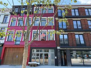 In het kloppende hart van ‘Den Dam’, op het gezellige Vetten Osplein en pal tegenover de Slachthuissite, ligt dit handelshuis boordevol ruimte...