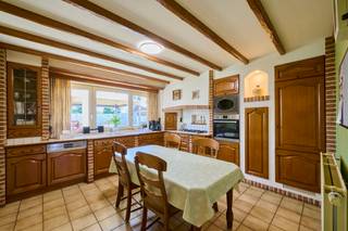 ZEER RUIME INSTAPKLARE GEZINSWONING IN EEN DOODLOPENDE STRAAT OP EEN PERCEEL VAN 07ARE.Deze zeer ruime en instapklare gezinswoning is gelegen in de...