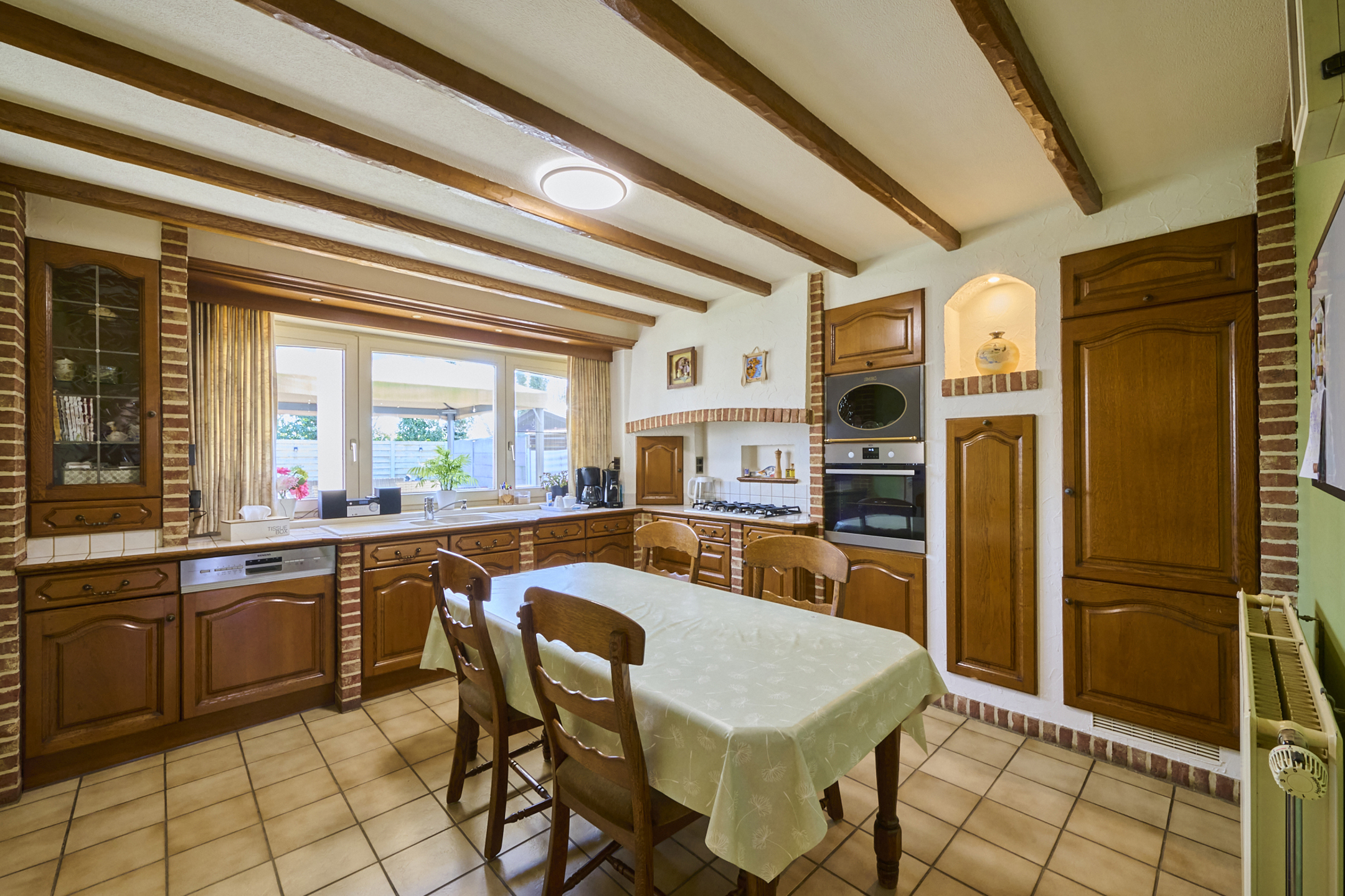 ZEER RUIME RUSTIG GELEGEN INSTAPKLARE GEZINSWONING OP 7ARE - foto 2