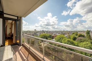 <p> </p><p>Algemeen:</p><p>Gezellig en zonnig appartement met 3 slaapkamers en terras gelegen op een achtste verdieping in een residentieel gebouw met een panoramisch uitzicht op de stad!</p><p>Het appartement is zeer netjes onderhouden. Er is collectieve centrale verwarming op gas aanwezig. Een EPC-score van slechts 217 kWh/m²/jaar is mooi meegenomen.</p><p>Prachtig gelegen bij winkels, scholen en openbaar vervoer. AANRADER!</p><p>OMGEVING:</p><p>Ter Heydelaan, Gallifortlei, Kerkeveldlaan</p><p>Indeling Appartement:</p><p>Via lift of trap komen we in een ruime hal met vele ingemaakte kasten. Aan de inkomhal is er een aparte gastentoilet aanwezig.</p><p>De mooie living die tevens voorzien is met parket heeft toegang tot een aangename terras.</p><p>De keuken is functioneel en volledig ingericht met toestellen. Verder vinden we dan 3 slaapkamers en badkamer. Deze is voorzien van douche, lavabo in meubel, ingemaakte kast en douche.</p><p>Een kelder (nr 62) is inbegrepen in de prijs.</p><p>Algemene informatie:</p><p>Ruimtelijke ordening: Gvkr, stedenbouwkundige inlichtingen in aanvraag</p><p>P-score: A</p><p>G-score: A</p><p>Algemene onkosten: 289,80 € per maand (water, cv, gang, lift, onderhoud, syndicus, blokpolis, reservefonds....)</p><p>Algemene toestand:</p><p>Dak vernieuwd en geïsoleerd in 2016, parket in heel mooie staat, airco in de living</p><p>Interesse?</p><p>Zoekt u een leuk appartement op een uitstekende locatie? Wees er dan snel bij! Neem contact op met Altro-vastgoed op het nummer 03/459.89.59</p><p> </p><p> </p>