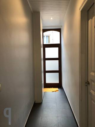 Vul eerst de KANDIDATUURFICHE volledig in door te klikken op volgende link https://ppvastgoed.be/nl/kandidatuurfiche ! Dan pas kan een bezoek ingepland worden. Instapklare woning op een toplocatie te Zottegem. Deze woning omvat op het gelijkvloers een inkomhal, eetkamer, woonkamer, ingerichte badkamer met apart toilet, 2 slaapkamers, een kelder en zolder. Tevens is de woning voorzien van een terras en tuintje. De verwarming is op aardgas. De huurprijs: €775/maand. Beschikbaar vanaf 01/08/2026.