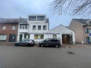 Ligging:Dit mooie gelijkvloersappartement is centraal gelegen met winkels, scholen en andere voorzieningen in de nabije omgeving.Het appartement...