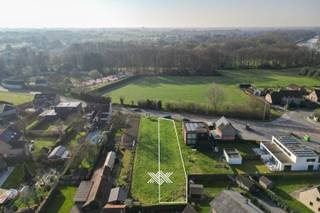 Deze bouwgrond van 698 m², die aan de voorkant uitkijkt over het natuurgebied de Oude Kale, is geschikt voor het bouwen van een halfopen bebouwing...