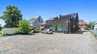 RECENTE, GELIJKVLOERSE KANTOOR-/PRAKTIJKRUIMTE MET GOEDE ZICHTLOCATIEDeze gelijkvloerse handelsruimte is gelegen op een zeer goede commerciële...